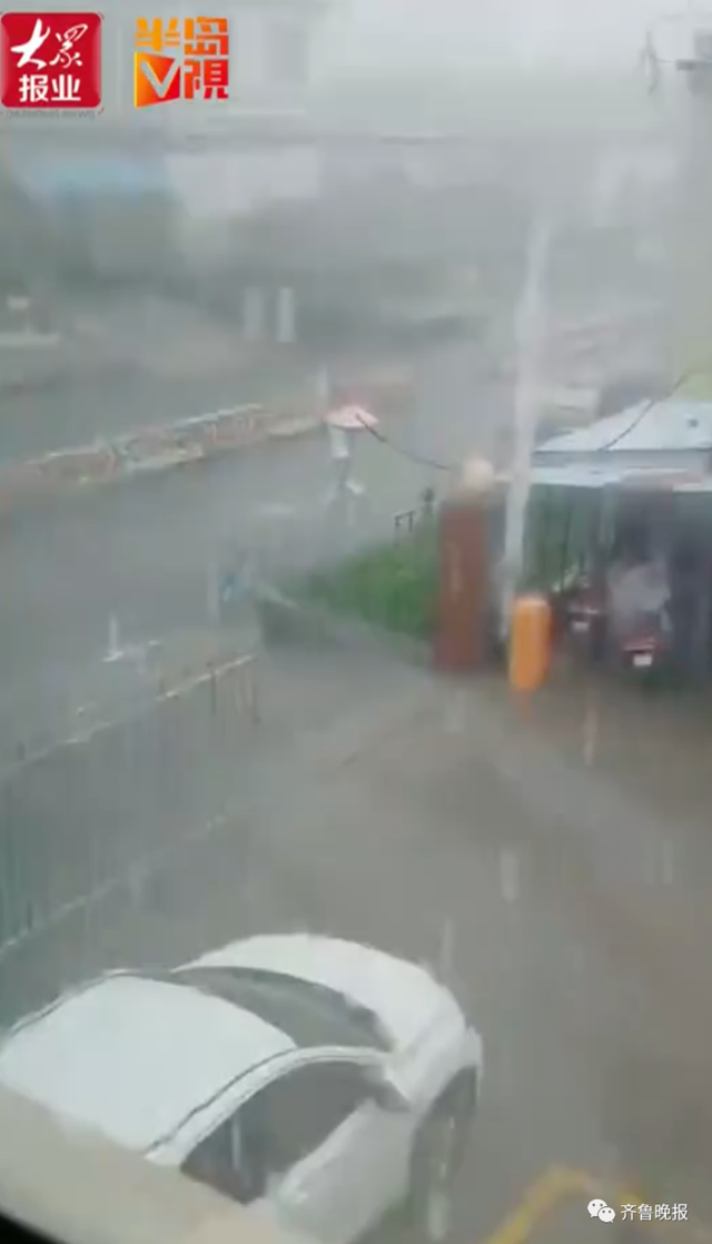 山东多地特大暴雨 市民开车如划船